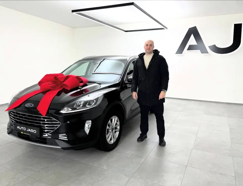Odovzdaný Ford Kuga s nízkym nájazdom